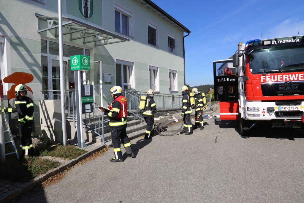 Feuerwehr Herbstübung: Annahme Brand am Gemeindeamt, Arztordination, Jugendraum